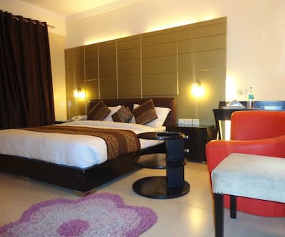 https://imgcld.yatra.com/ytimages/image/upload/t_hotel_yatra_city_desktop/v1435406753/Domestic Hotels/Hotels_New Delhi/Hotel O'Delhi/Room.jpg